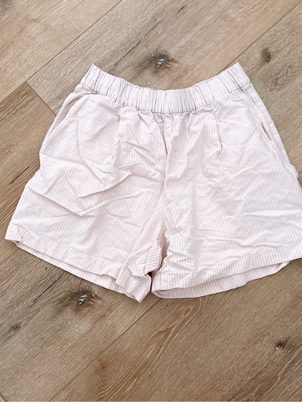 Bundle 2+ items for 30% off 
Uniqlo Light Pink Striped High-Waist Women's Shorts